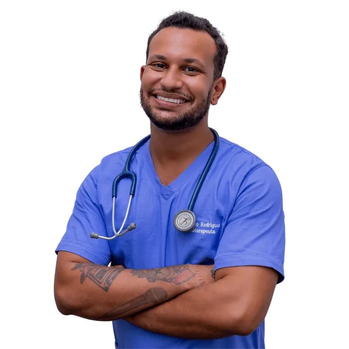 Profesional de la salud sonriendo con estetoscopio